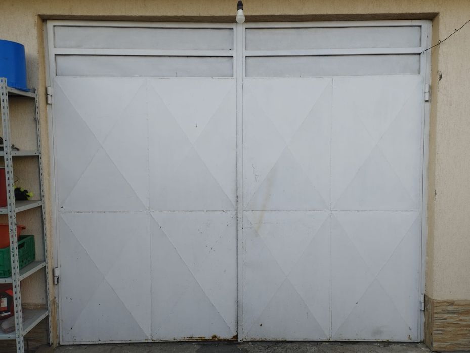 Ușă cu ramă pentru garaj
