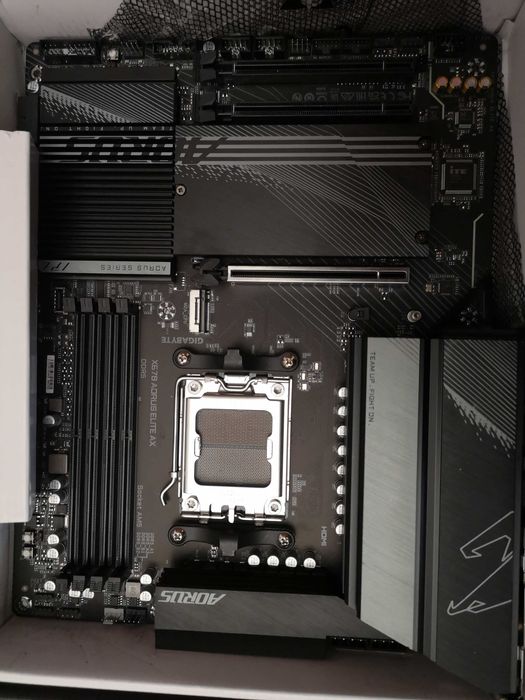 Aorus x670 Gaming motherboard дъно