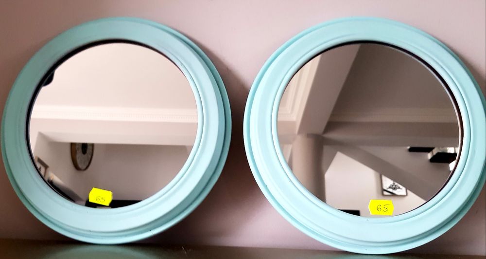 Oglindă veche cu ramă din lemn masiv