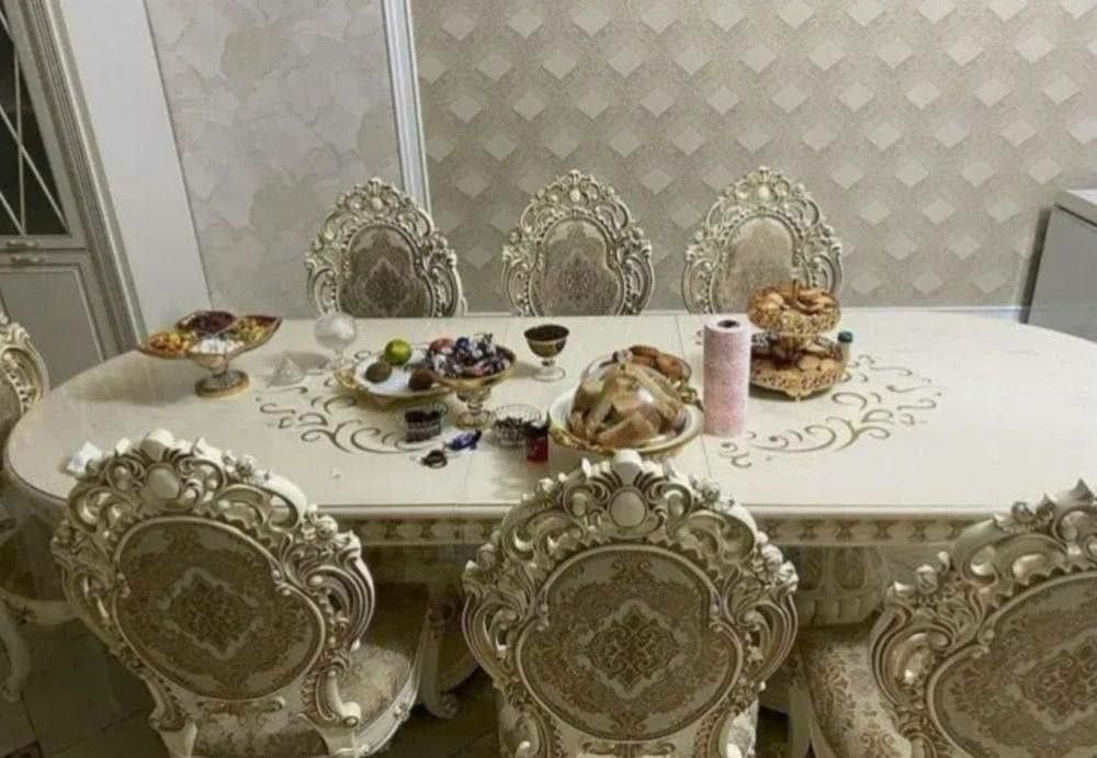В продаже стол со стульями
