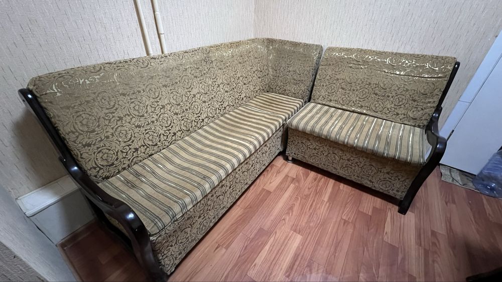 Кухонный уголок со столом