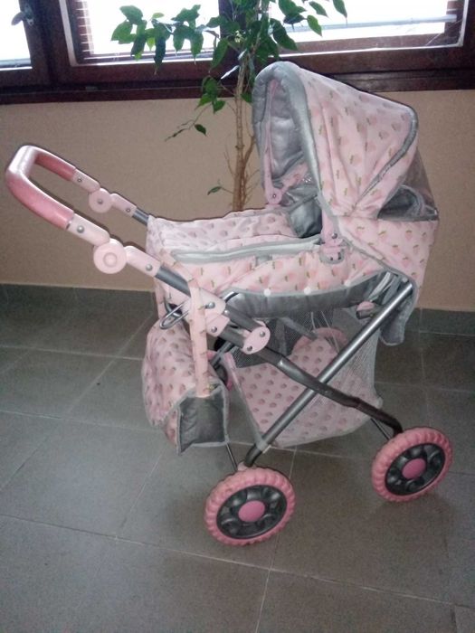 Количка за кукли,3 броя кукли, различни дрехи за кукли