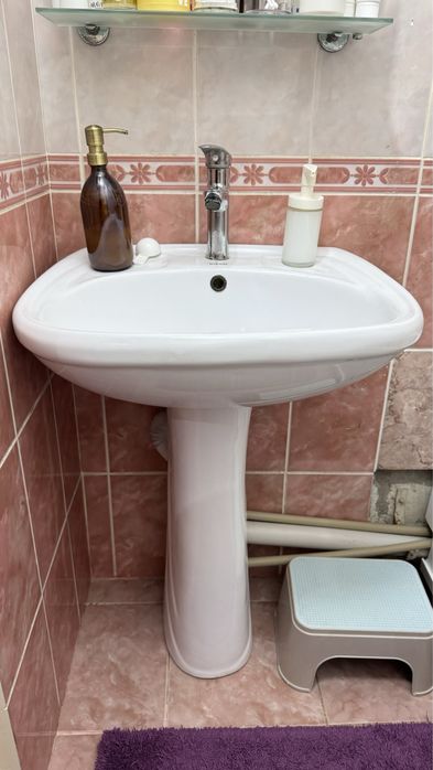 Продам раковину с зеркалом.