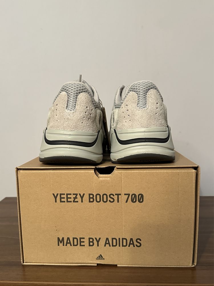 VAND Yeezy 700 - Analog