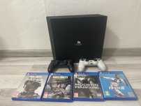 Продава Ps4 на един теробайт и два гейм пада