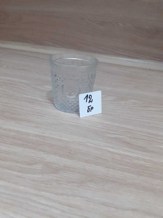 Различни стъклени чаши