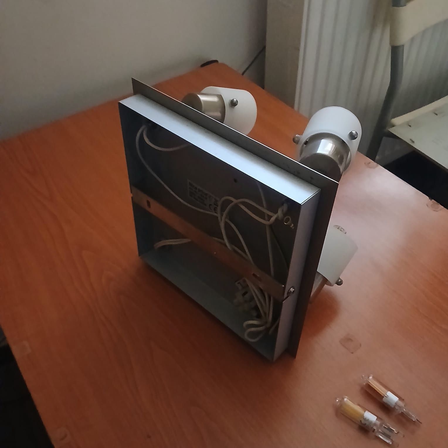 Vând aplica aluminiu cu becuri super economice