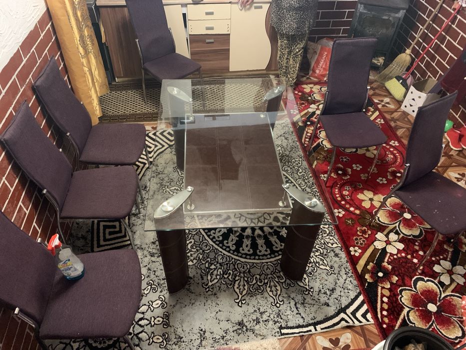 Vand masă cu 6 scaune in stare buna