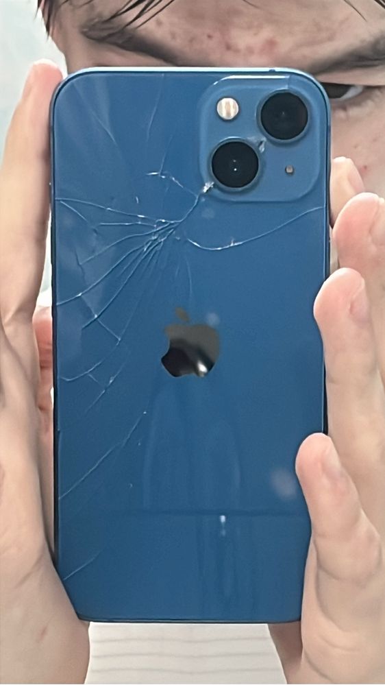 iPhone 13 синий.