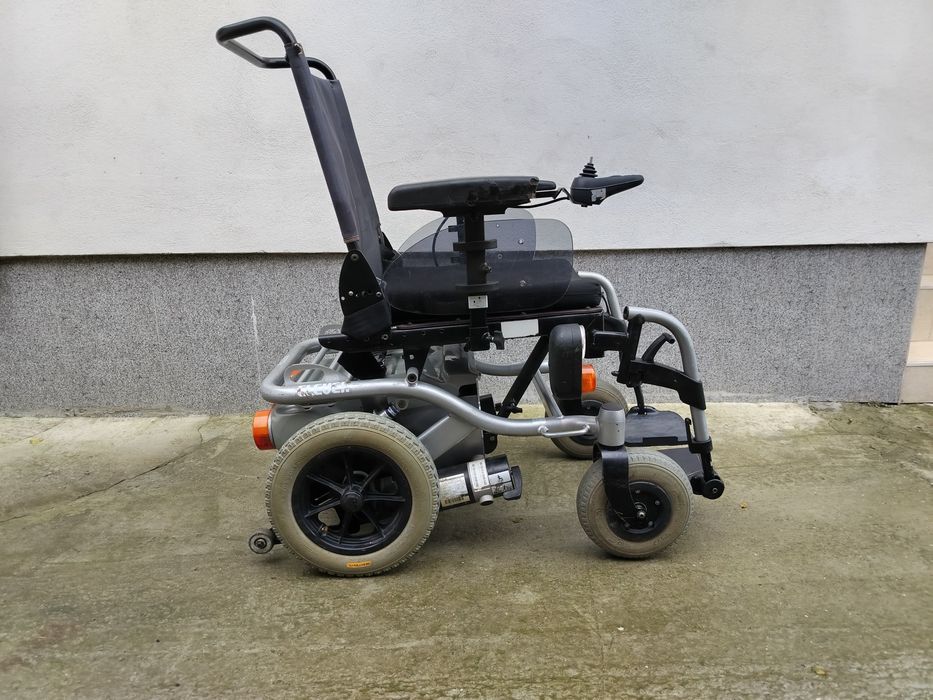 Cărucior scaun electric pentru persoane cu dizabilități