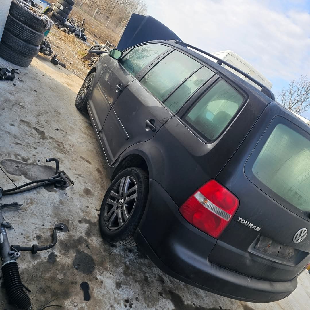 • Продавам VW Touran 1.9tdi 105кс. 
и ВСЯКАКВИ Голф 5ци на ЧАСТИ