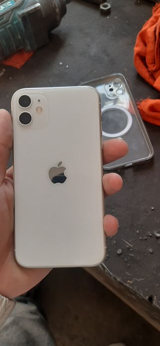 Iphone 11 128 gb xolati ekrani qisilgan