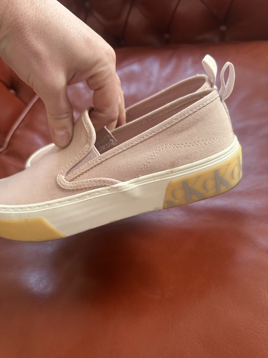 Tenisi Calvin Klein, aproape noi, purtati o data, marimea 37.