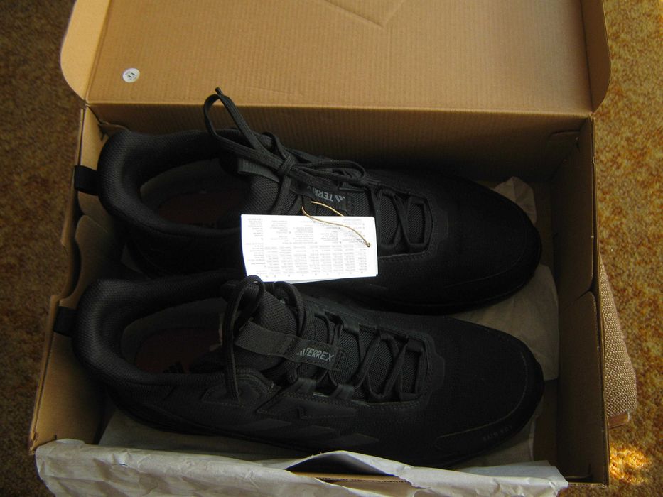 Чисто нови спортни обувки