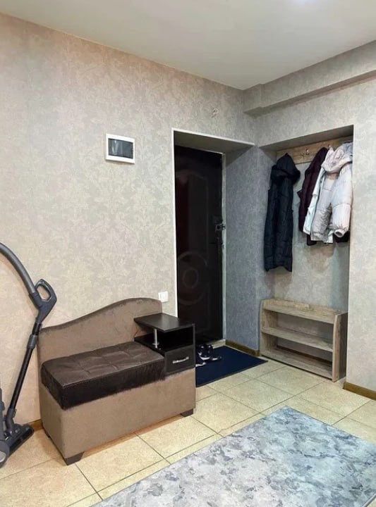 Центр Эльбек.  1в2комнатная кирпич на 1этаже. 45 м2