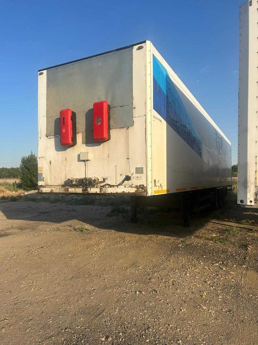 Semiremorca izoterma cu lift.