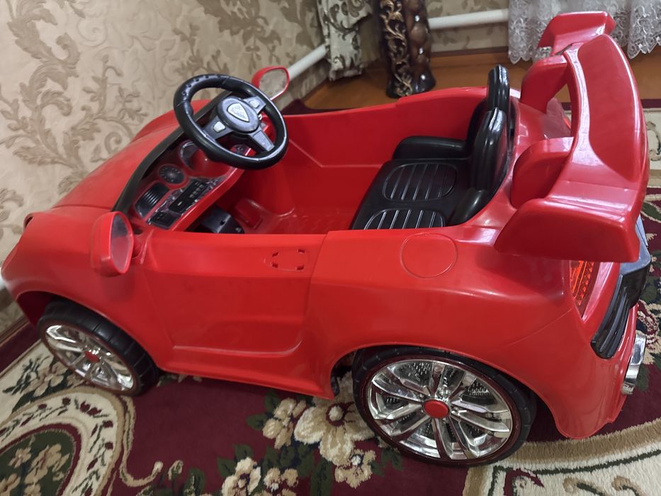 Машинка красная для детей двухместная