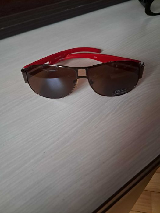 Vand ochelari de soare, zile innorate si simpli