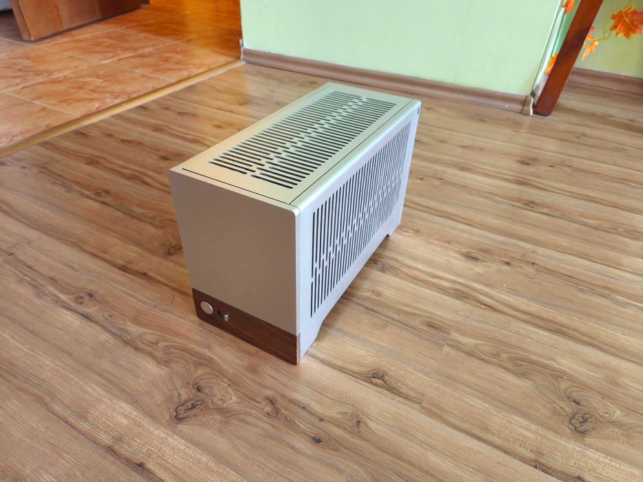 Mini-ITX PC ( RTX 4070 Ti, 32Gb Ram, 3.5 Gz proc, 750w power )