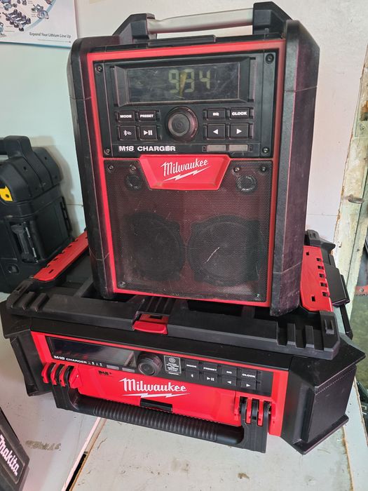 Vând boxe santier Milwaukee, makita, dewalt