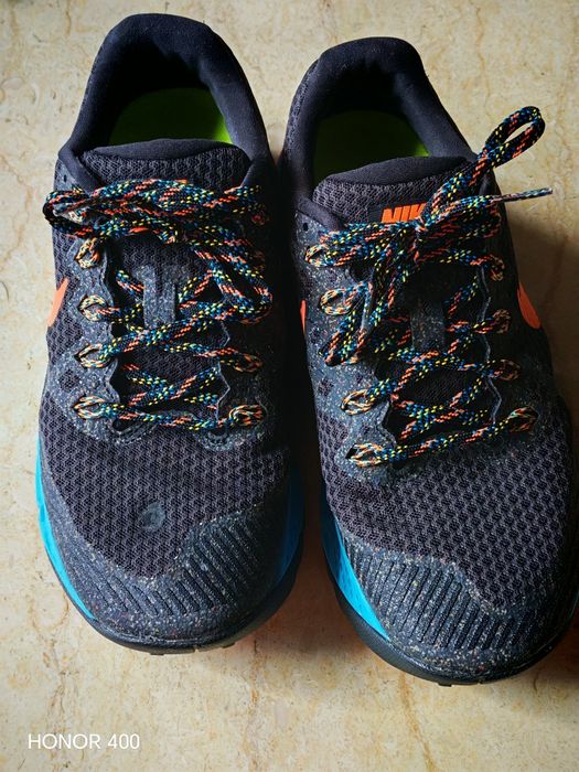 Adidași Nike negri