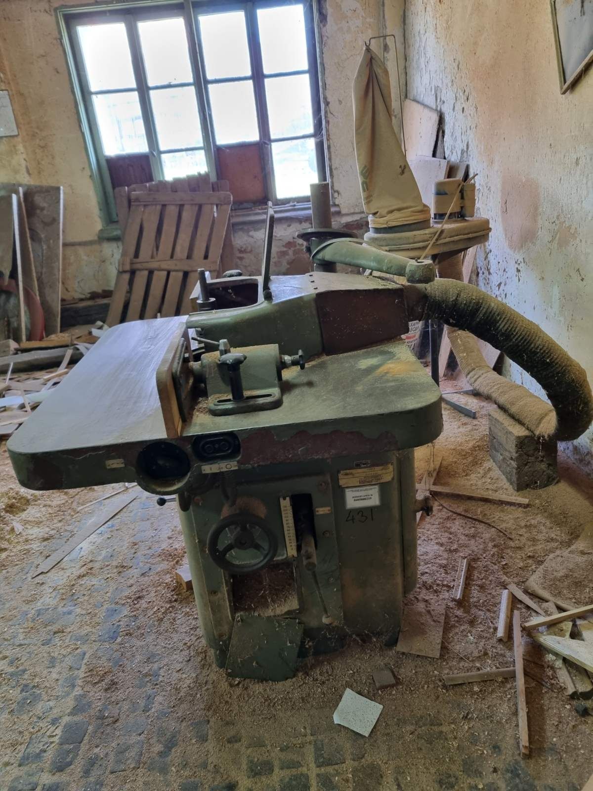 Дърводелски машини 
Работещи
