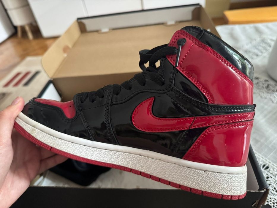 Vand Jordan 1 High Patent Bred 39 in cutie originala