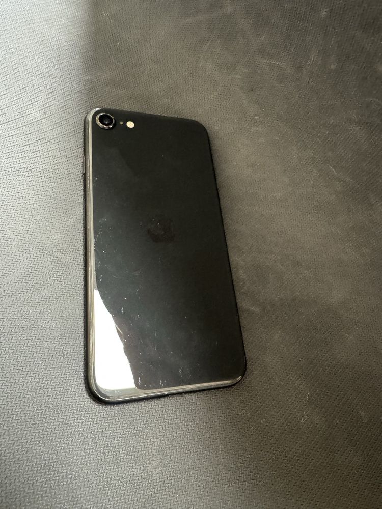 iPhone SE (2020) 128gb - заключен с iCloud, в отличен външен вид
