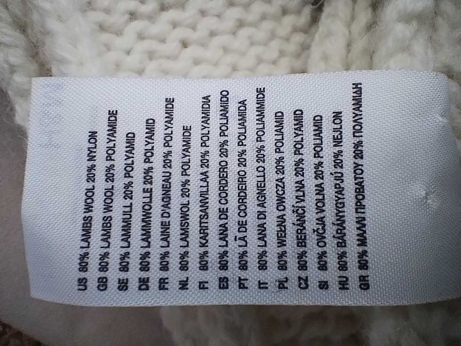 Fular nou, cu etichetă, din lână de miel