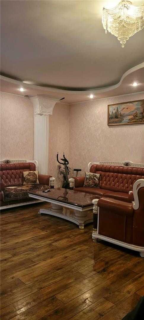 Продам 3 этажный особняк на 9а мкр .