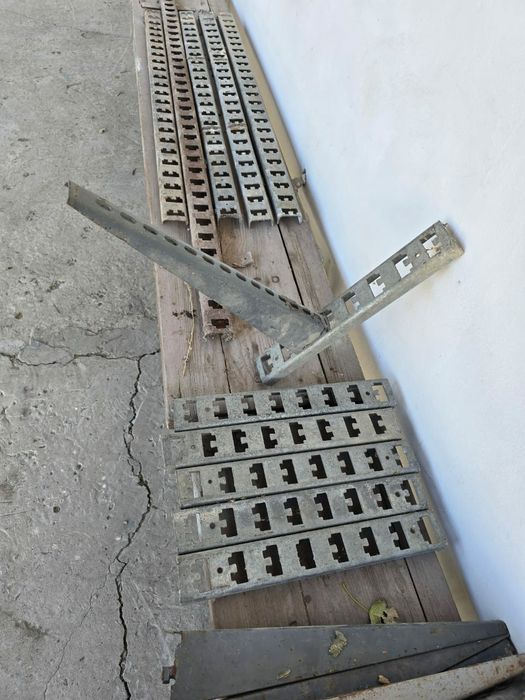 Крепление для полок