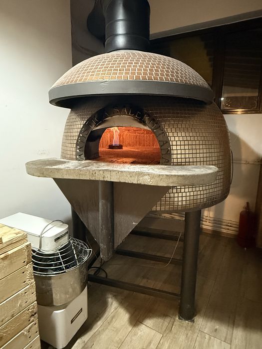 Vând restaurant gata de preluare.