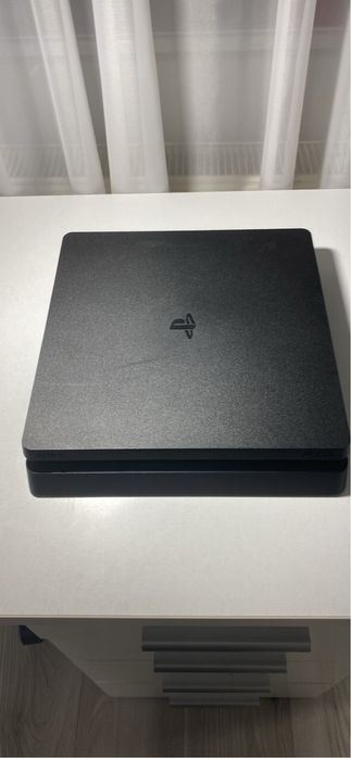 Vand ps4 + 3 controllere ( manete ] + 7 jocuri