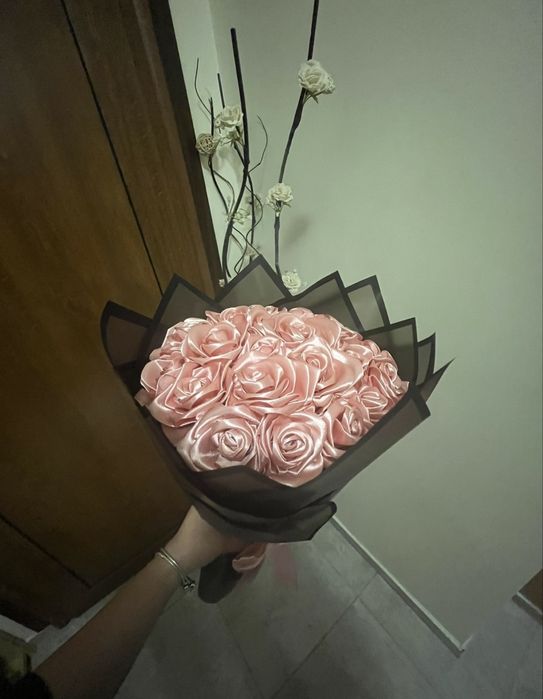 Ръчно изработени букети, кутии с рози за специални случаи