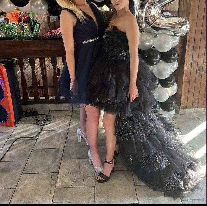 Бутикова бална рокля с пера на корсета