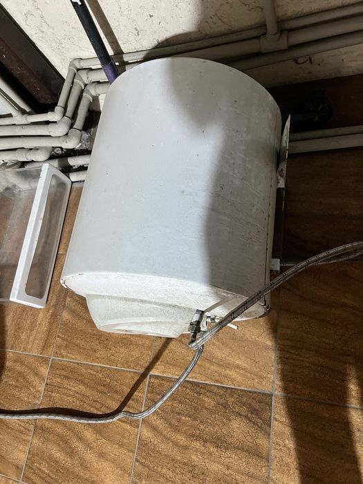 Продаю не рабочиий аристон