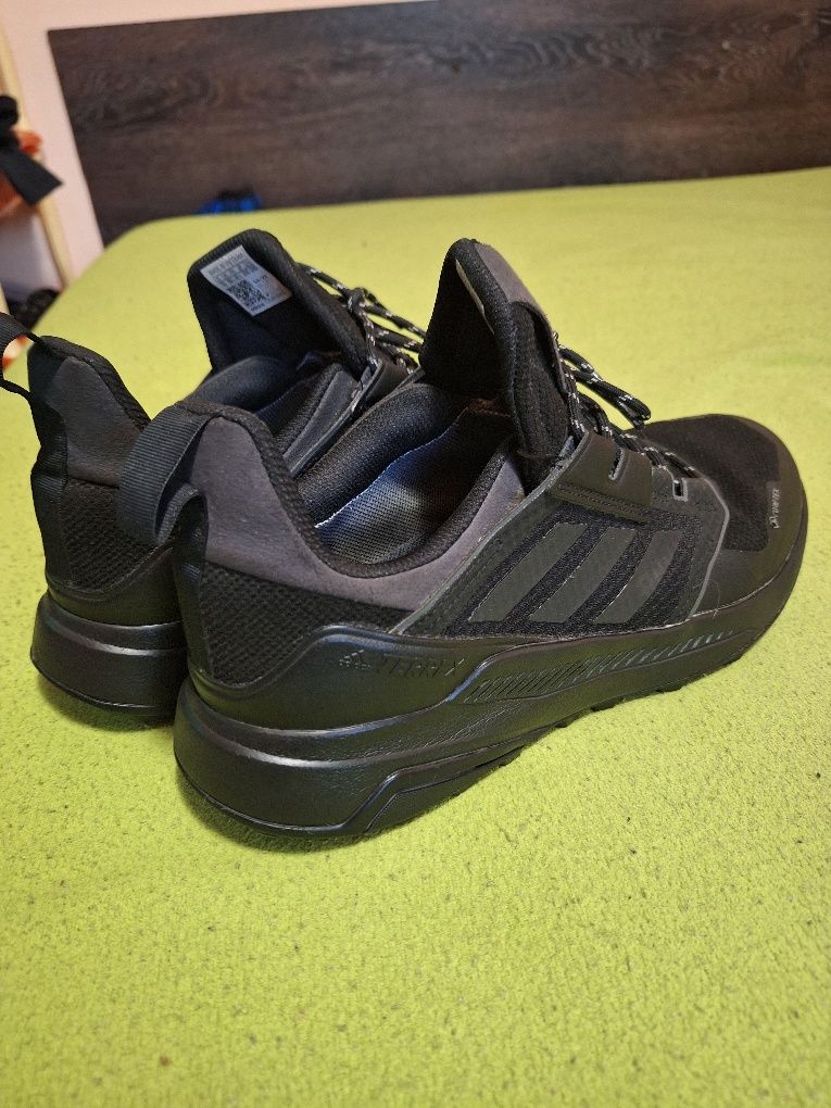 Продавам маратонки adidas gore tex 45 1/3.