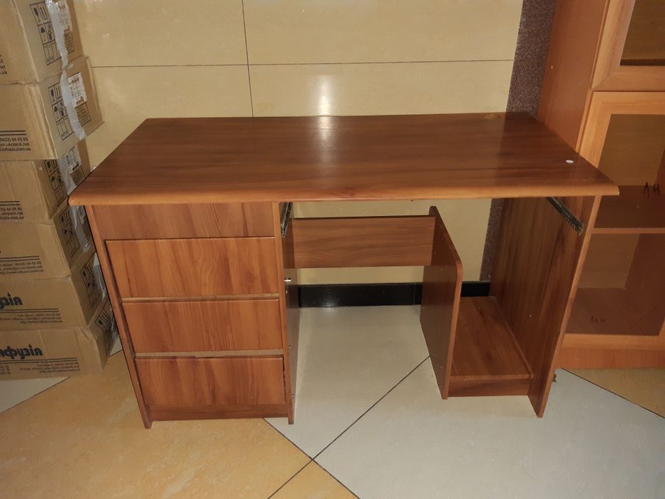 Продам письменный стол, универсальный.