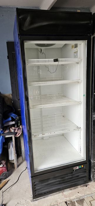 Холодильник витринный большой