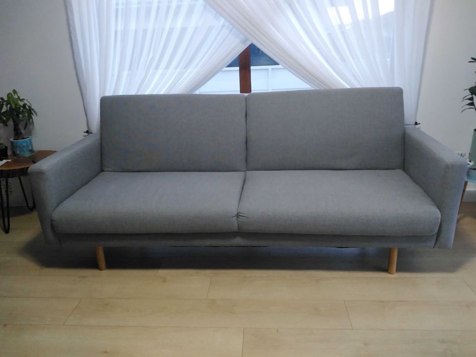 Vand canapea 3 locuri, extensibila, culoare gri.