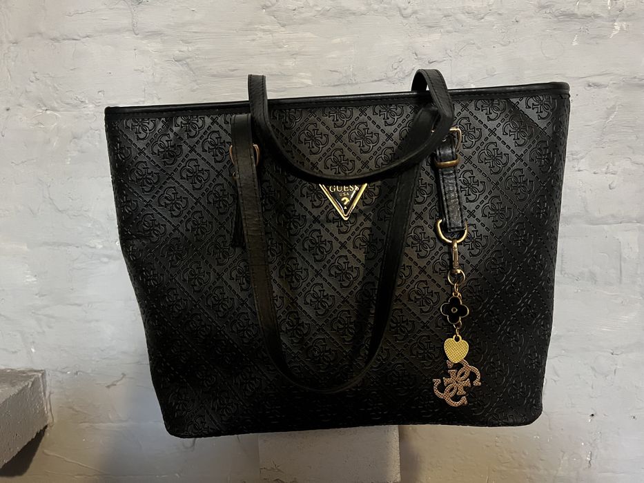 Големи дамски чанти Guess