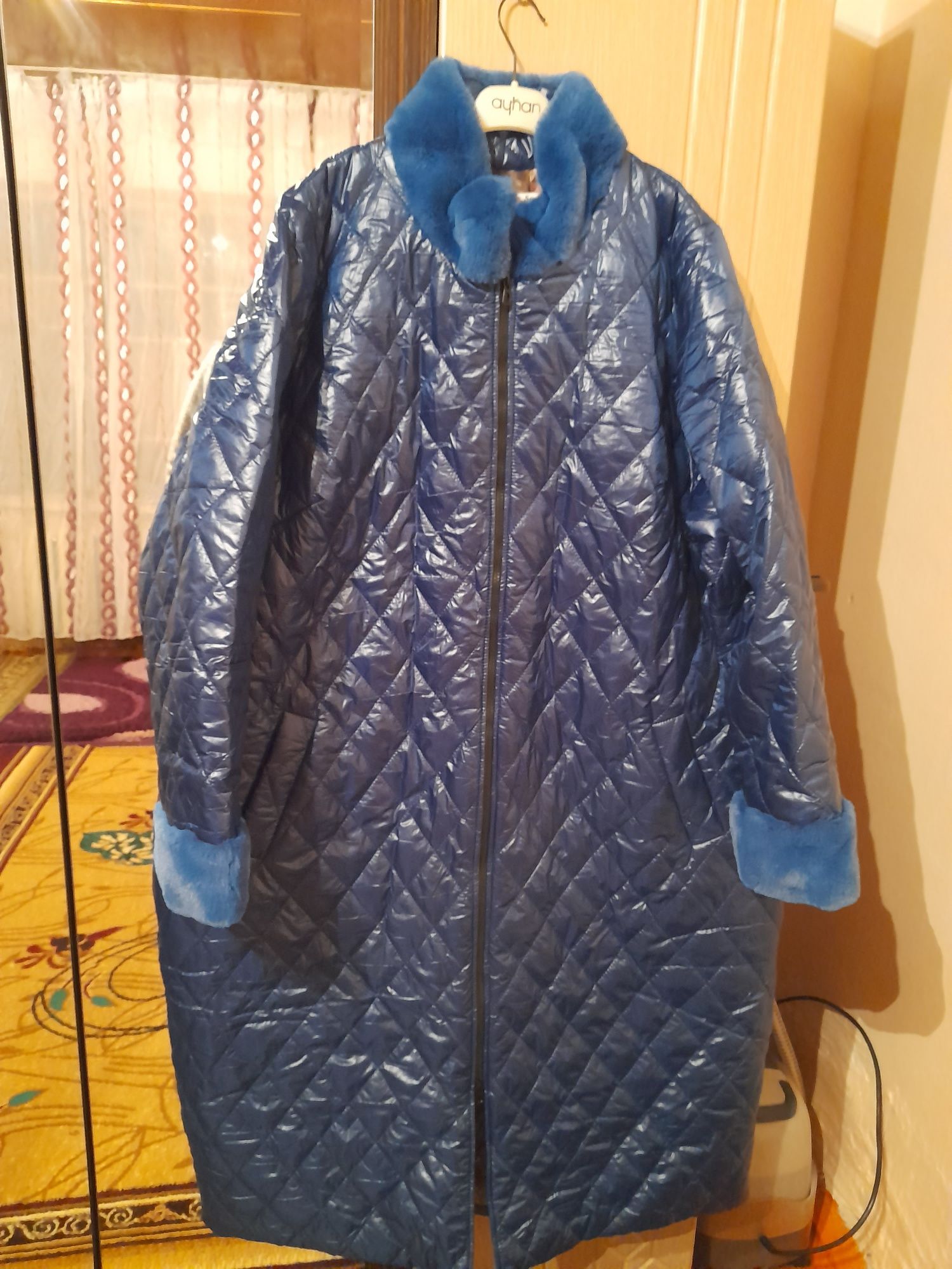 Продаю Женские куртку куплен в магазине Новая размер 60