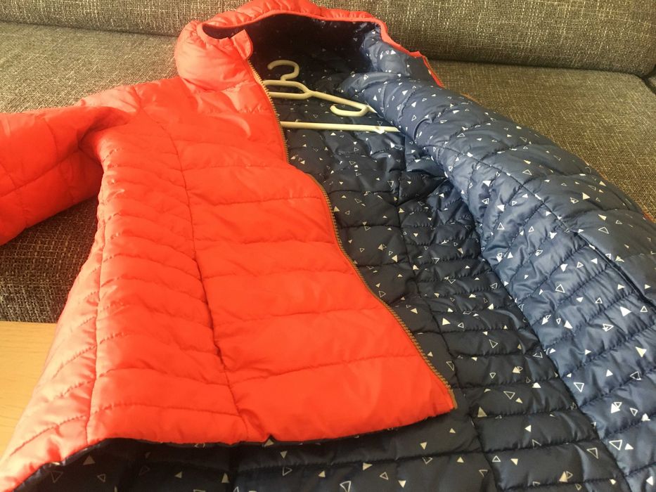 Geaca cu doua fete (rosie si albastra) pentru copil, stare foarte buna