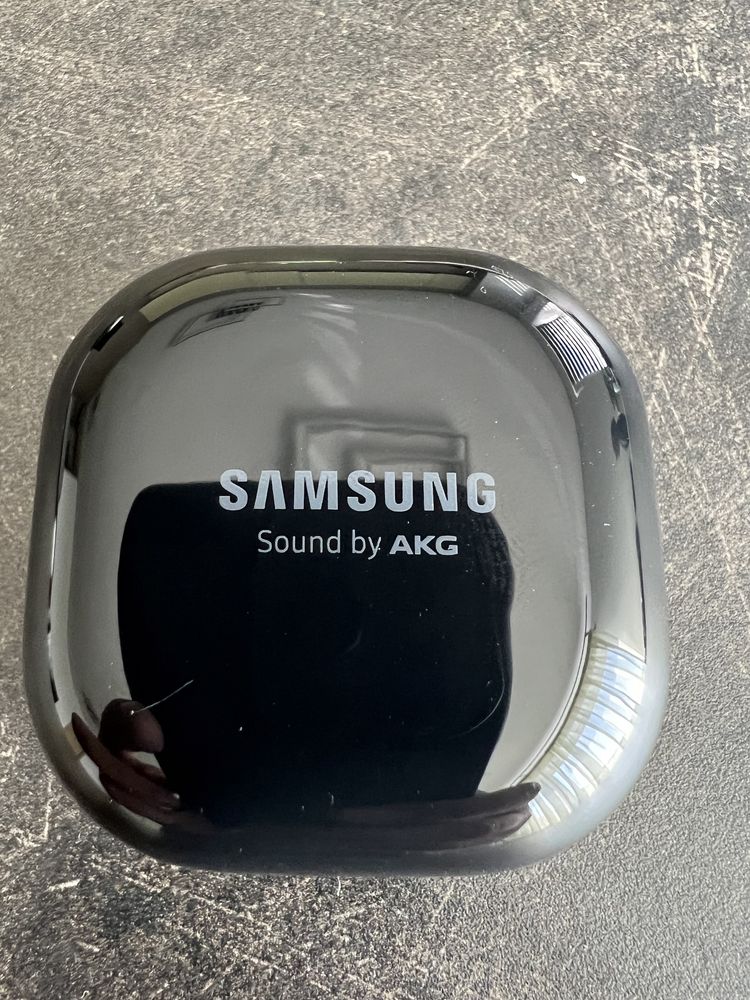 Vând 2 perechi de Samsung Earbuds plus o pereche bonus