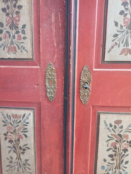 Dulap antic. Pentru colectionari. Usor negociabil