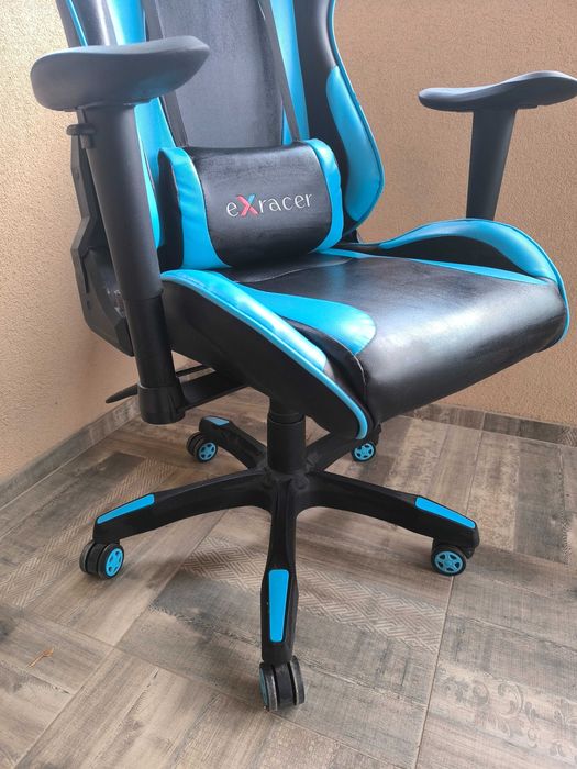 Геймърски стол в синьо и черно