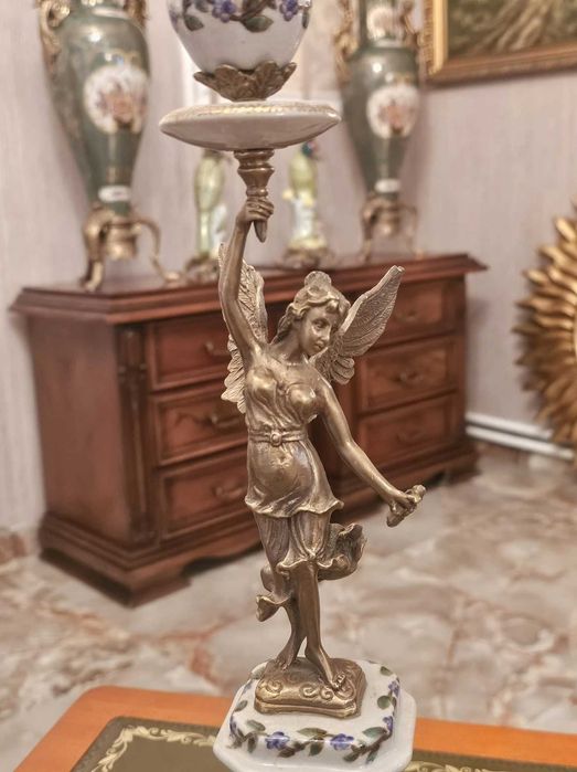 Pereche de sfesnice din portelan si bronz.