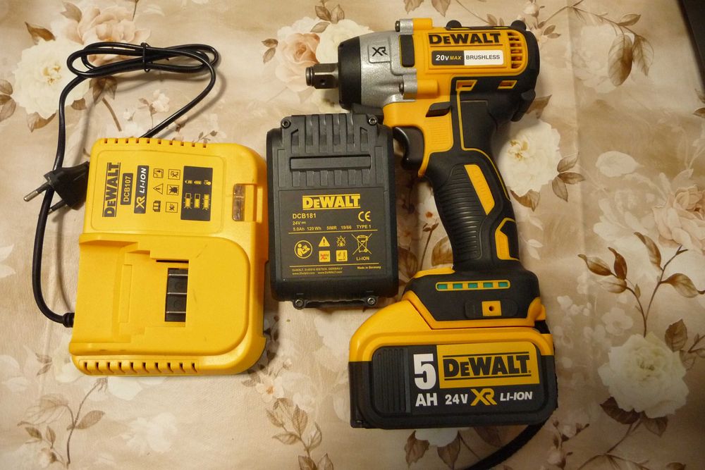 dewalt 24V DCF887 type 1.