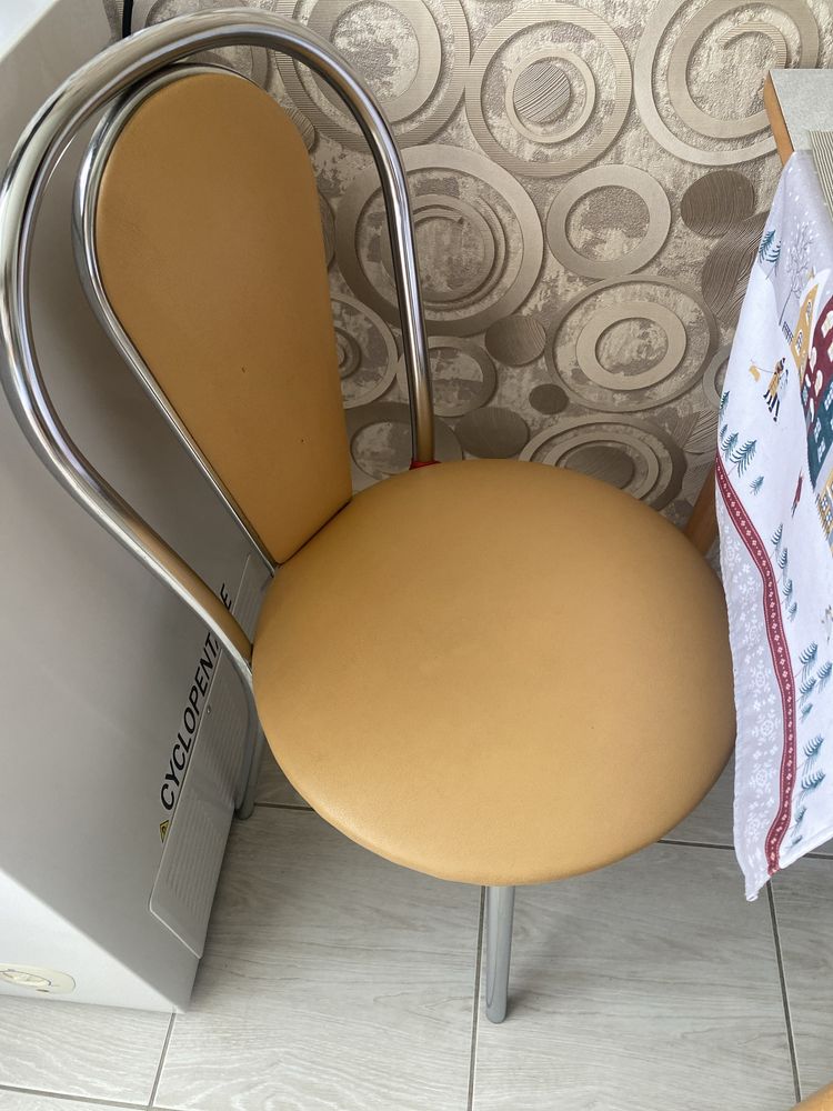 Продам  2  кухонных стула