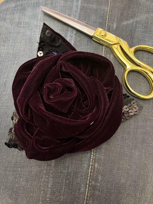 Цветок на одежду из бархата